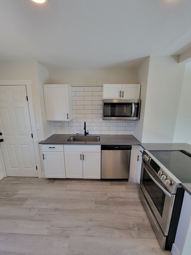 Building Photo - Theall Triplex