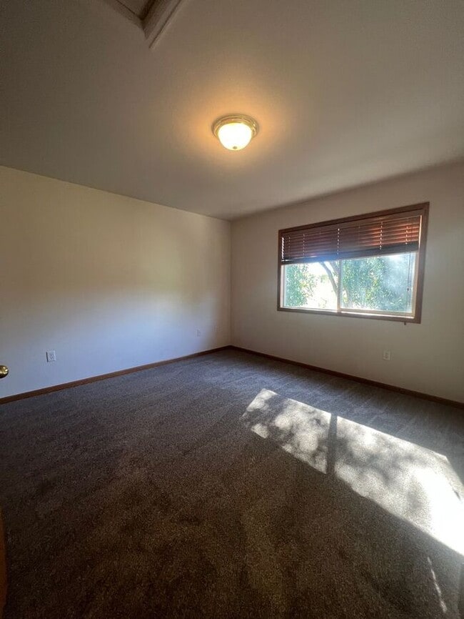 Building Photo - Large 3 bed 2.5 ba Duplex In West Loveland