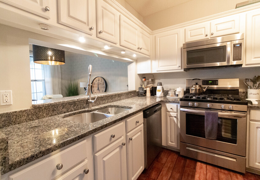 Kitchen - 240 Renaissance Pkwy NE