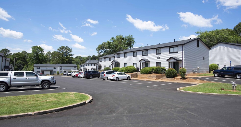 Building Photo - The Madison Apartments and Townhomes