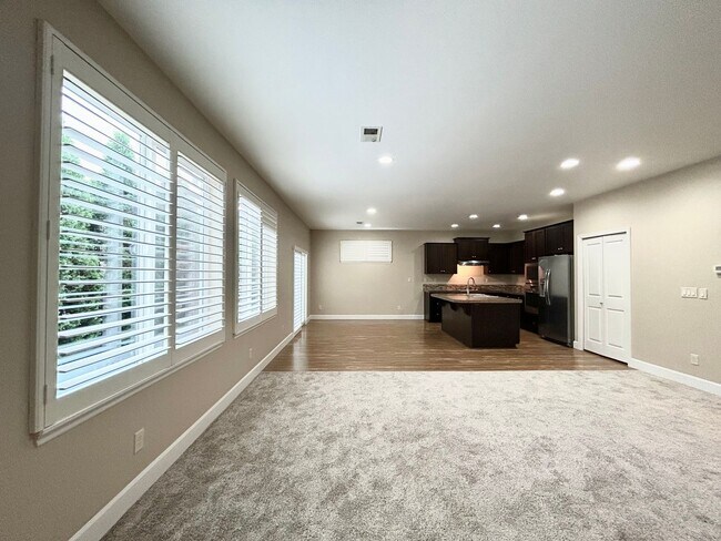 Building Photo - Gorgeous 4 Bed, 2.5 Bath Tuscany Home!