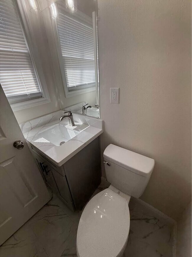 Building Photo - 3259 Huff Dr