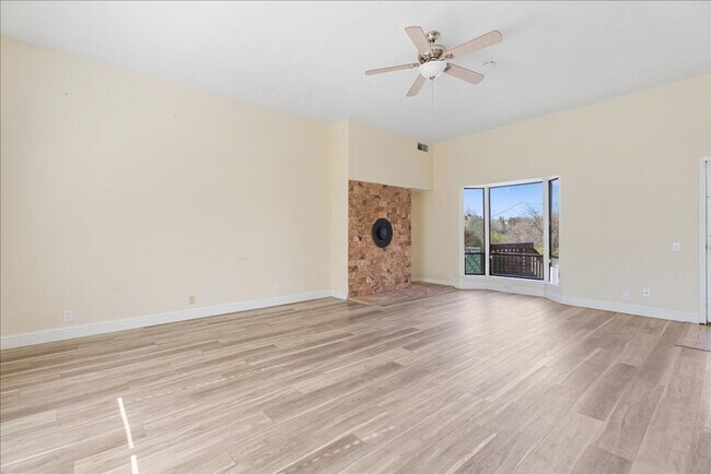 Building Photo - 2717 Knollwood Dr