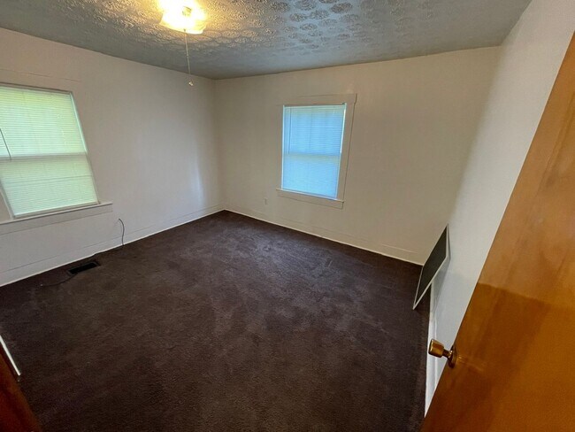 Building Photo - Great Location Private Setting Home For Rent