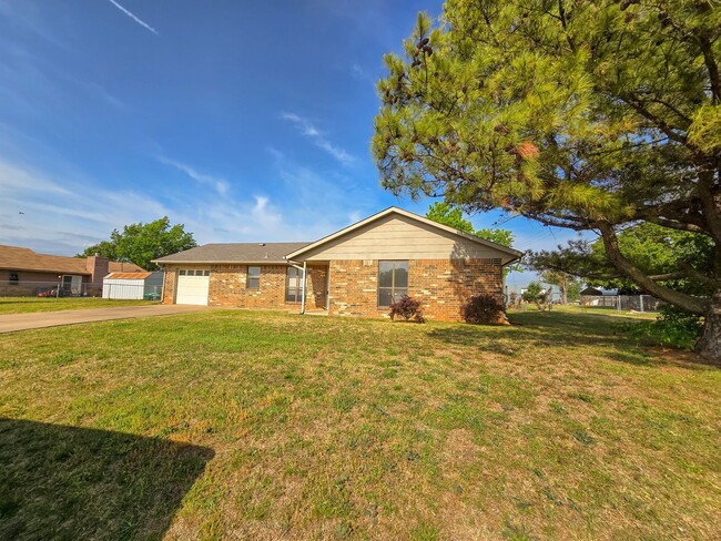 Building Photo - 3 Bedroom 2 Bath Home In Shawnee