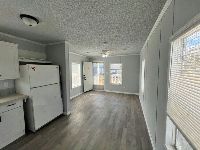 Building Photo - 2228 Chicago Cubs St