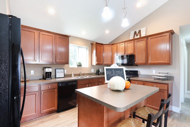 Building Photo - 935 Calvary Ave NW