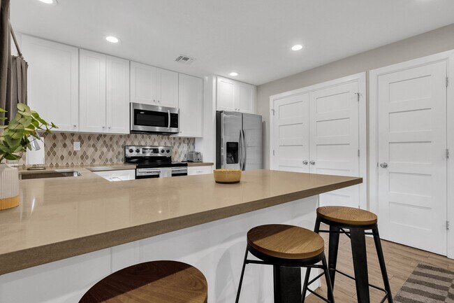 Building Photo - 6165 N Granite Reef Rd