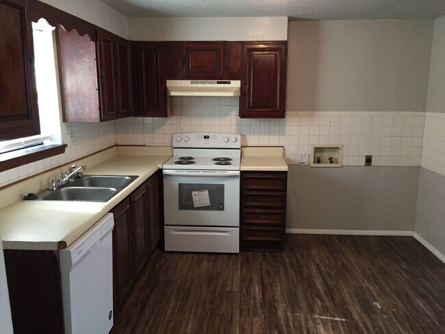 Building Photo - Adorable cottage is right in the heart of OKC!