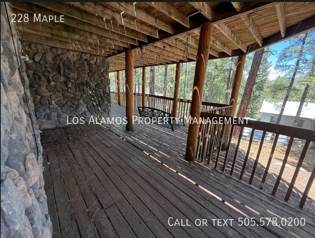 Building Photo - 228 Maple-