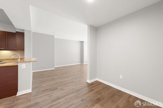 Building Photo - 425 1st St