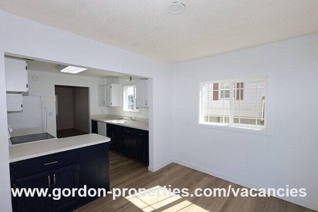 Building Photo - Saint Helens OR - upstairs flat 2 bedroom ...