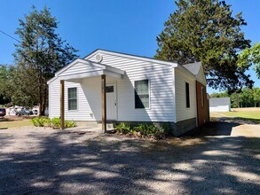 Building Photo - Bright & Modern 2BR/1BA - Outside City Limits