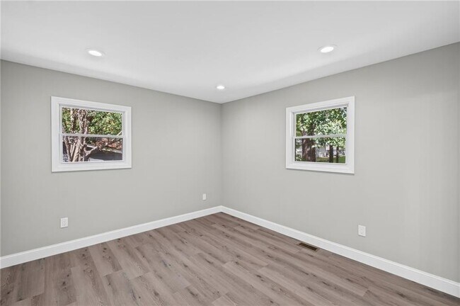 Building Photo - 5961 John St
