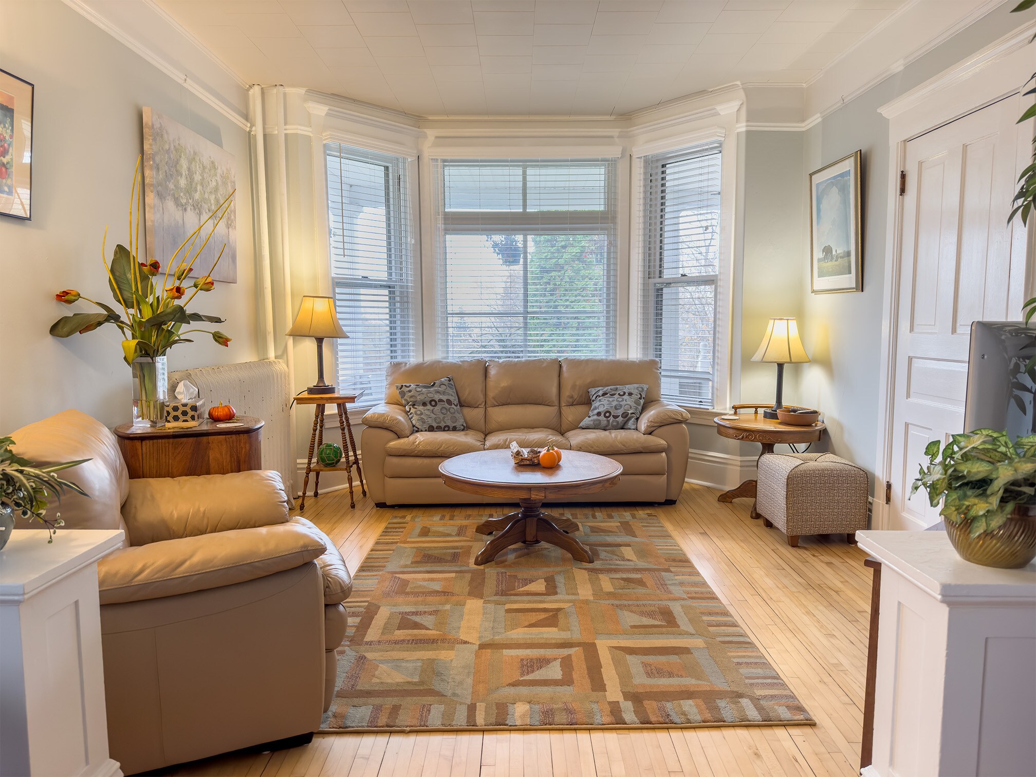 Building Photo - 909 E 5th St