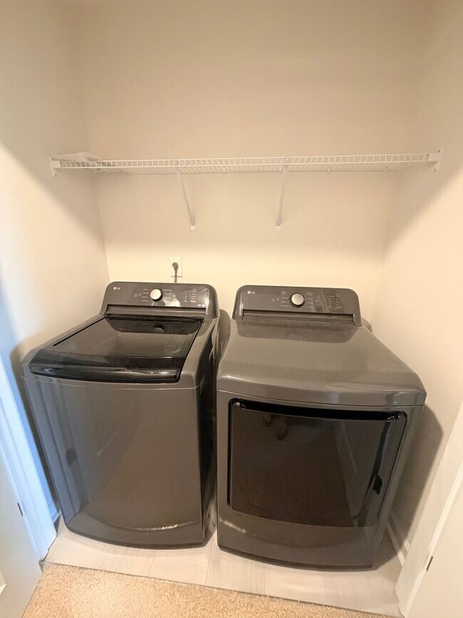 Building Photo - Beautiful 4 Bed, 2.5 Bath Home - Lawn Care Included!