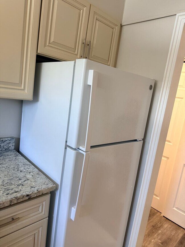 Building Photo - 2Bedroom apt for rent