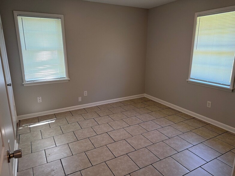 Building Photo - 72 Briarcliff Dr