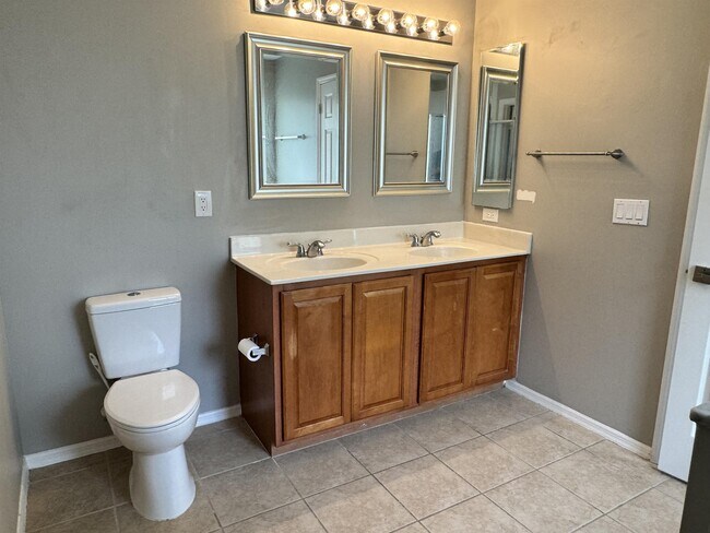 Building Photo - 1722 NW 5th St