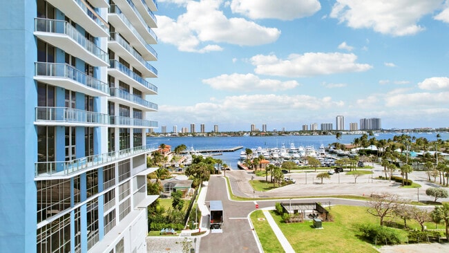 Building Photo - 220 Lake Shore Dr