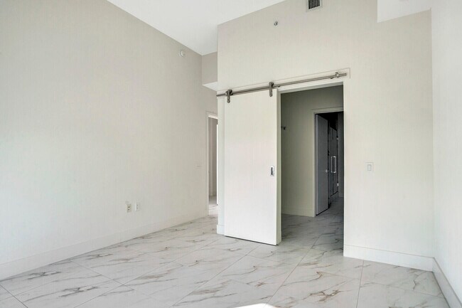 Building Photo - 2000 Metropica Wy