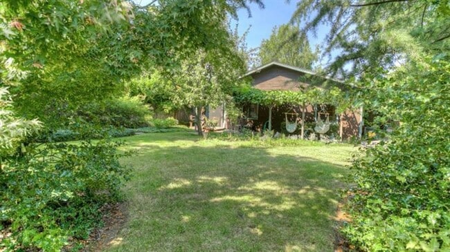 Building Photo - Serene 3 bed/2 bath home in beautiful garden setting | Available June