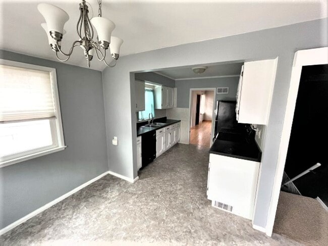 Building Photo - Nice! Spacious! 3 Bedroom Gem-Central Location