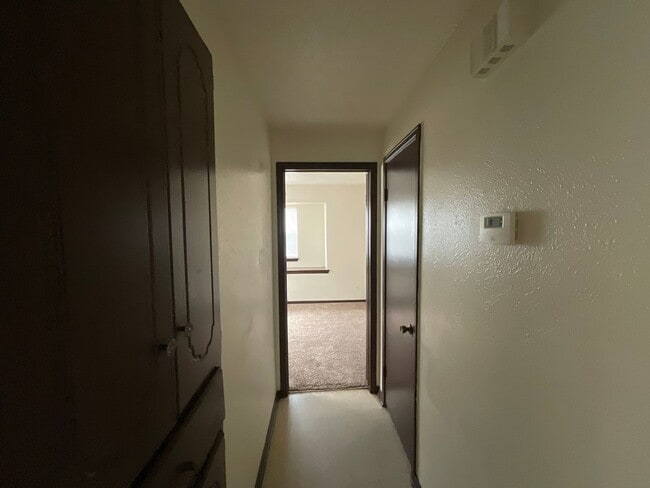 Building Photo - Spacious 4 bed, 1.5 bath