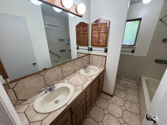 Building Photo - Spacious 3-Bed, 2-Bath Home with Included ...