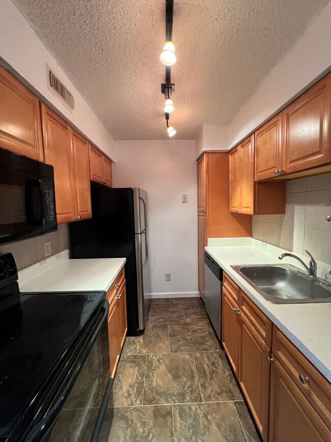 Building Photo - ONE MONTH FREE- READY TO MOVE IN COZY COND...