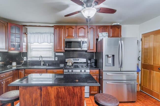 Building Photo - 310 Cator Ave