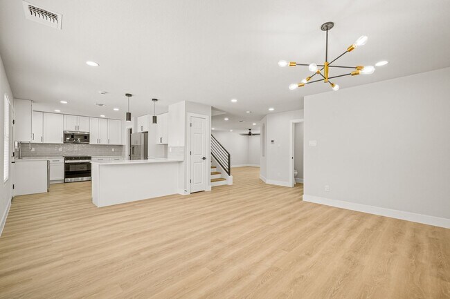 Building Photo - BEAUTIFUL 4 BEDROOM PROPERTY LOCATED IN BU...