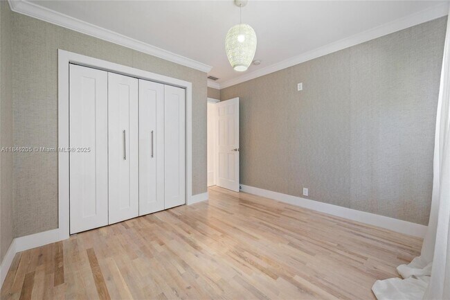 Building Photo - 2600 Yacht Club Blvd