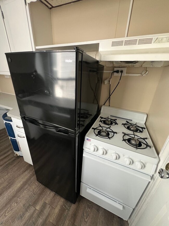 Building Photo - 642 W Market St