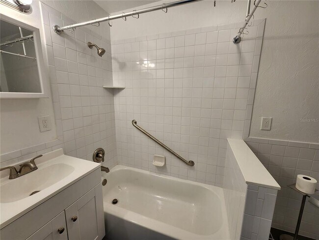 Building Photo - 120 SE 7th St