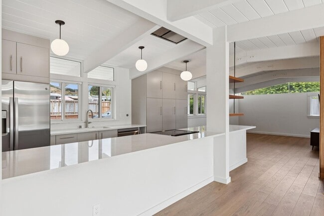 Building Photo - Eichler Mid-Century Home, Newly Renovated