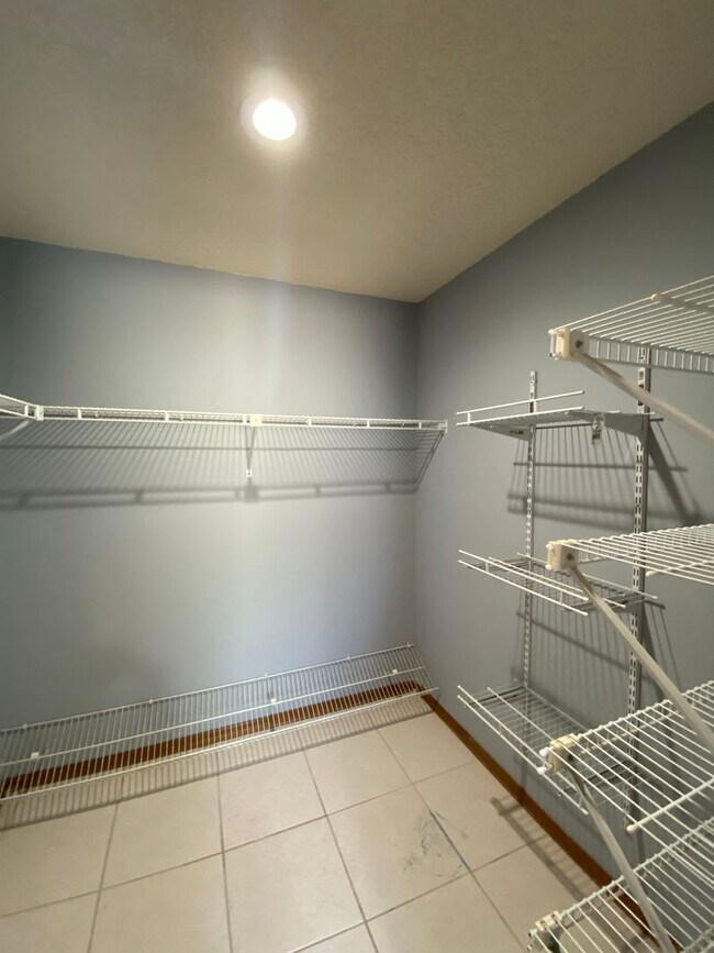 Building Photo - REDUCED RENT!!! Catch it while you can Cedar Hills - Desirable SE neighborhood 3/2/2