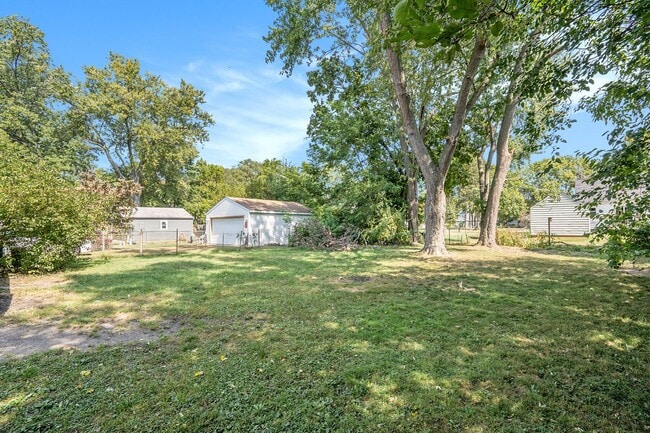 Building Photo - $1350 Eastwood 2-Bed/1-Bath Ranch, Basement, Large, Fenced yard - Ask about our no security depos...