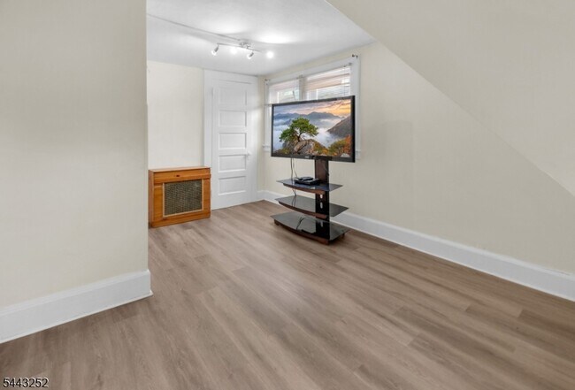 Building Photo - 558 Argyle Ave