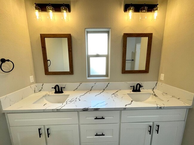 Building Photo - Beautiful 3 Bedroom Home on Desert Lakes Golf Course!