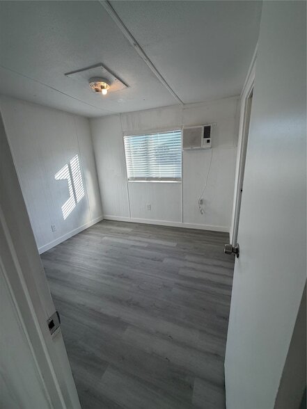 Building Photo - 403 Avenue E