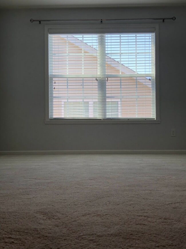 Building Photo - Stunning 3 bedroom, 2 1/2 bath 2 story home