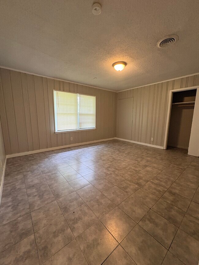 Building Photo - 3902 Wesley Dr