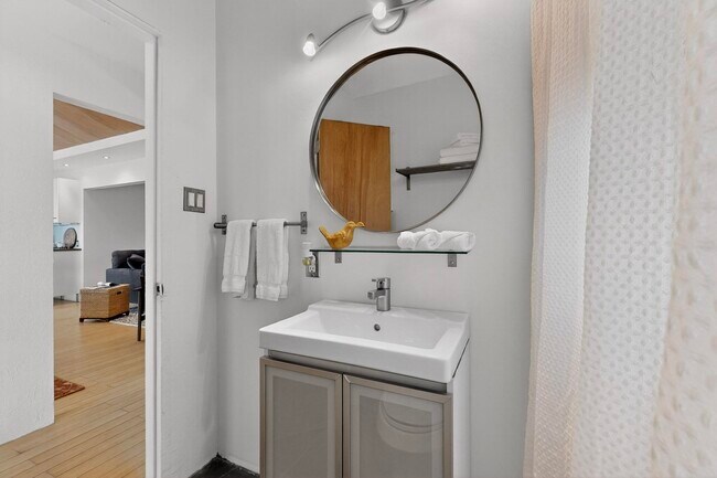 Building Photo - 1640 Stanford Dr NE