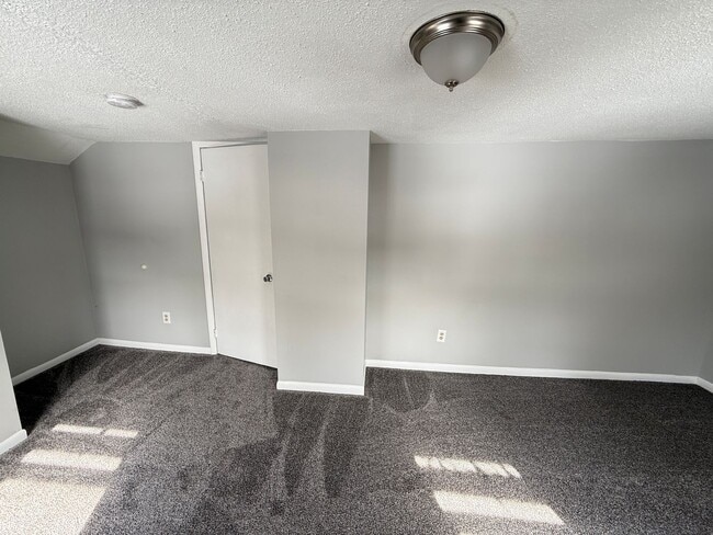 Building Photo - 2026 Renovation – Clean, Updated 2-Bedroom Near Shopping & Highways