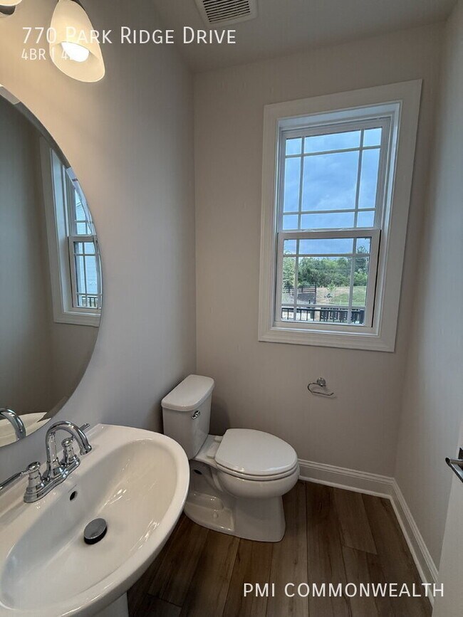 Building Photo - 770 Park Ridge Dr