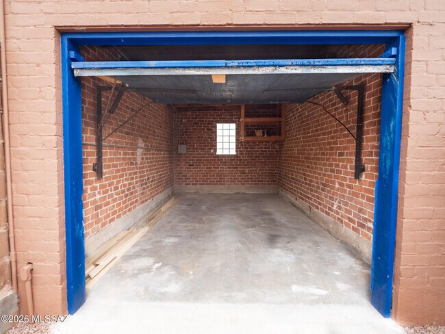 Building Photo - 1404 E Silver St