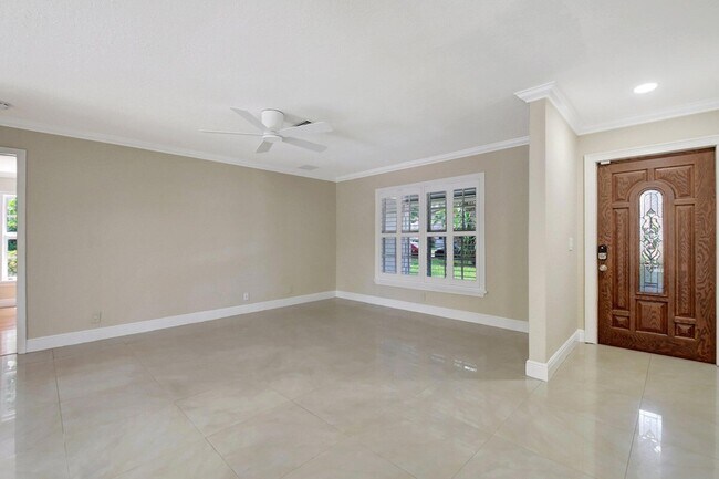 Building Photo - 4610 Pine Tree Dr