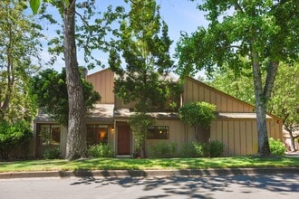 Building Photo - Lovely 3-Bedroom Townhouse in Desirable Pa...