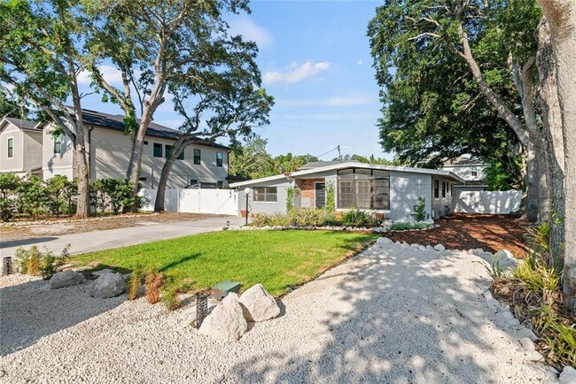 Building Photo - 2407 S Lois Ave